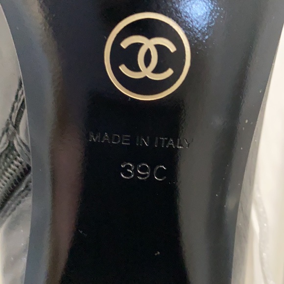 Chanel Short Boots with gold chain - Picture 12 of 12